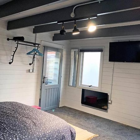 Cosy, Self-Contained Garden Room In City Centre! 헤리퍼드 외부 사진