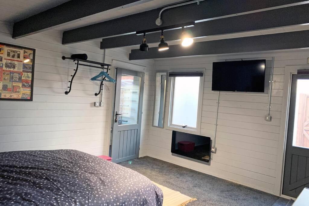 Cosy, Self-Contained Garden Room In City Centre! 헤리퍼드 외부 사진