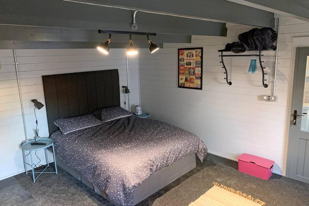Cosy, Self-Contained Garden Room In City Centre! 헤리퍼드 외부 사진