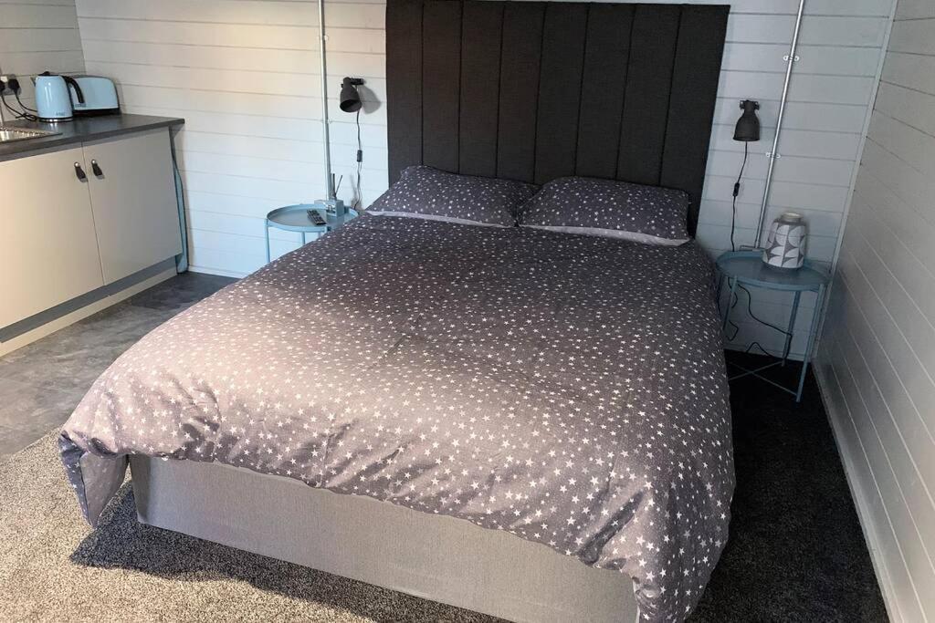 Cosy, Self-Contained Garden Room In City Centre! 헤리퍼드 외부 사진