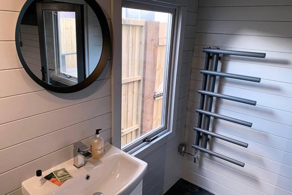 Cosy, Self-Contained Garden Room In City Centre! 헤리퍼드 외부 사진