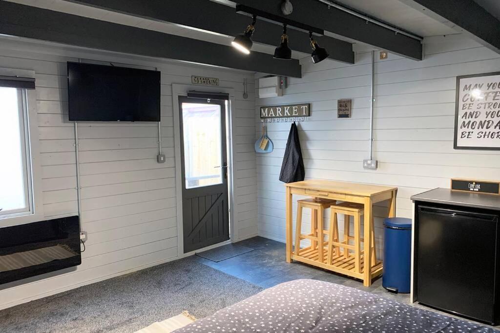 Cosy, Self-Contained Garden Room In City Centre! 헤리퍼드 외부 사진